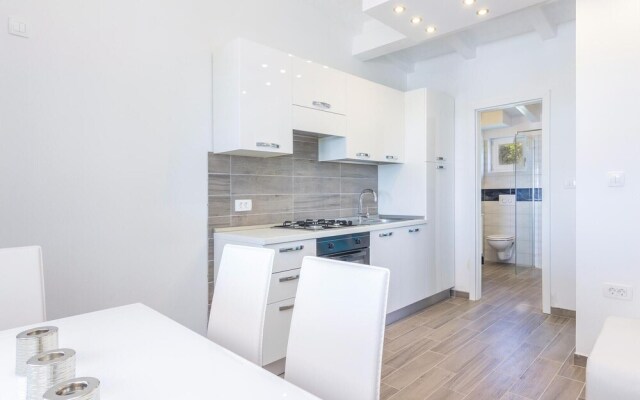 Beautiful Home in Cubani With Wifi and 2 Bedrooms