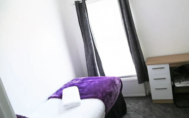 Thornes Road House by Serviced Rooms Ltd