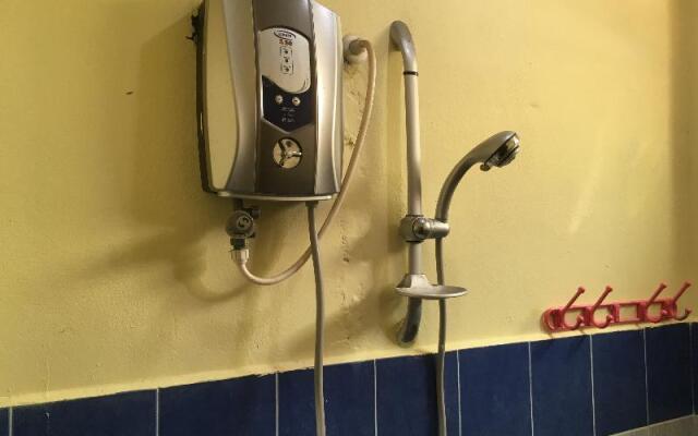 Azra Inn by OYO Rooms