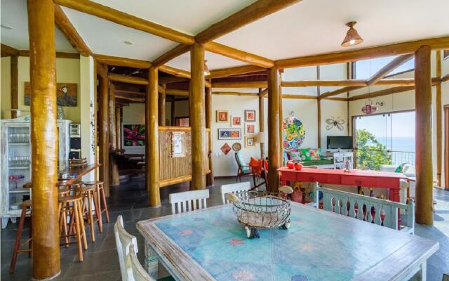 Pineapples Ubatuba | Mansion overlooking the sea