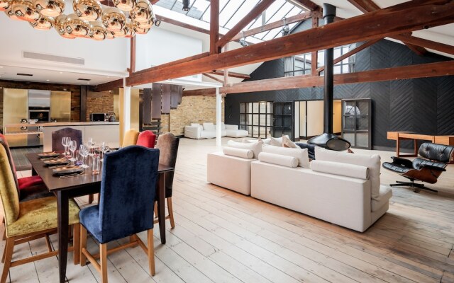 Skyline Water Front Penthouse Apartment