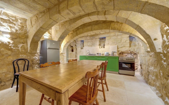 Room-ta Karmenu - An 800 Year old Modern