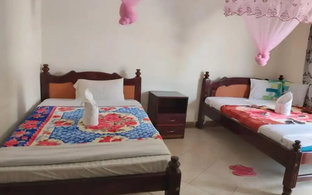 Famko Annex 4 bed House With Large Garden & Shed