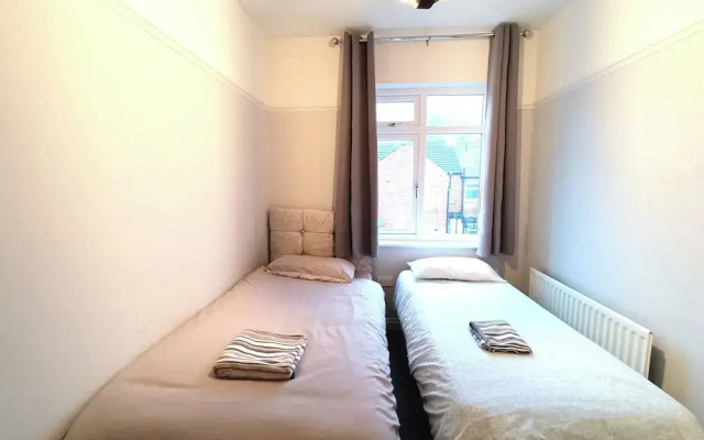 2-bed Darlington Townhouse, Garden & Free Parking
