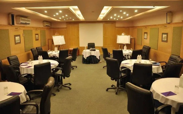 Royal Retreat, OYO Premium Sikanderpur Metro II