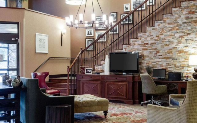 Russell Inn & Suites