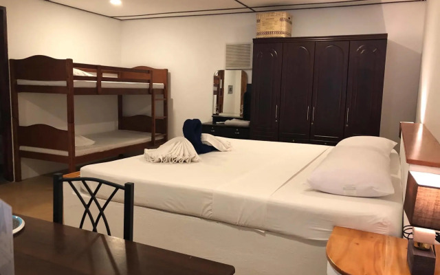 Parrot Resort Moalboal