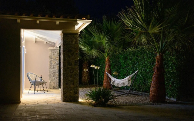 Villa Black White Dassia