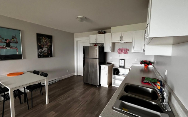 Kelowna new lake view 2bedroom suite close BIG WHITE