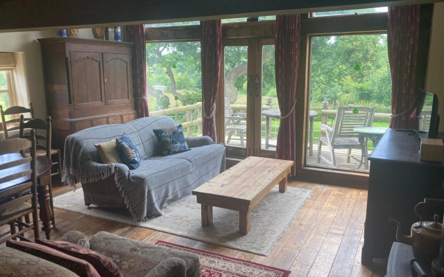 Little Pentre Barn with seasonal Swimming Pool