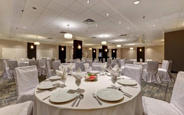 Отель Four Points by Sheraton Toronto Mississauga