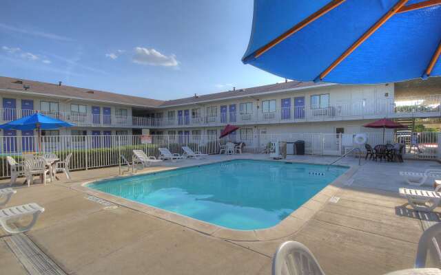 Motel 6 San Antonio, TX - Fiesta