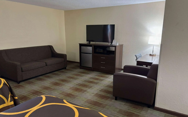 Super 8 by Wyndham Lincoln