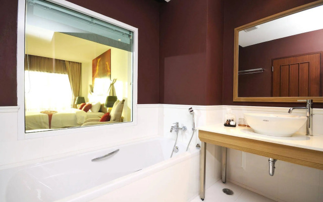 The StandardX Bangkok Phra Arthit