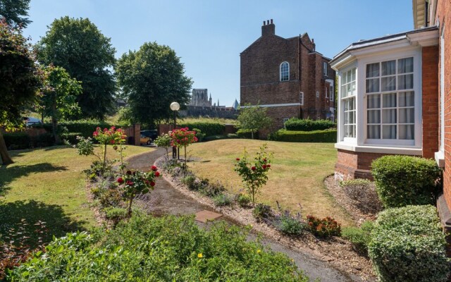 Stunning 1BR Apartment in Central York W/parking