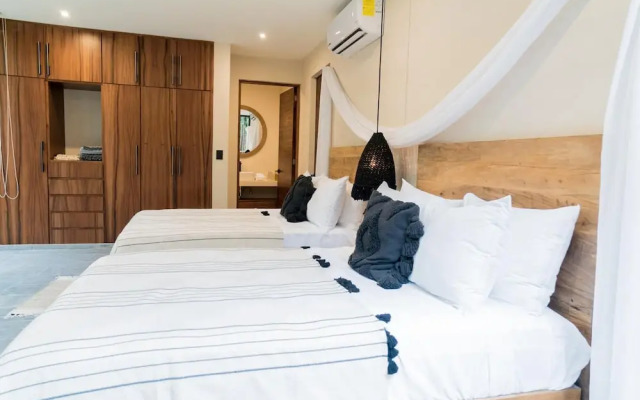 Luxurious Stylish 3BR Apartment Exceptional Location Private Pool Uncovered Patio