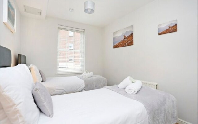 Sophisticated Apt in Trendy Leith Port District