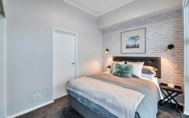Waterfront 1BR Princes Wharf Apartment