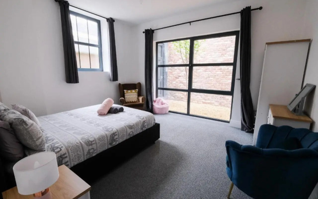 The Eden Warehouse - Pink Apartment (sleeps 4)