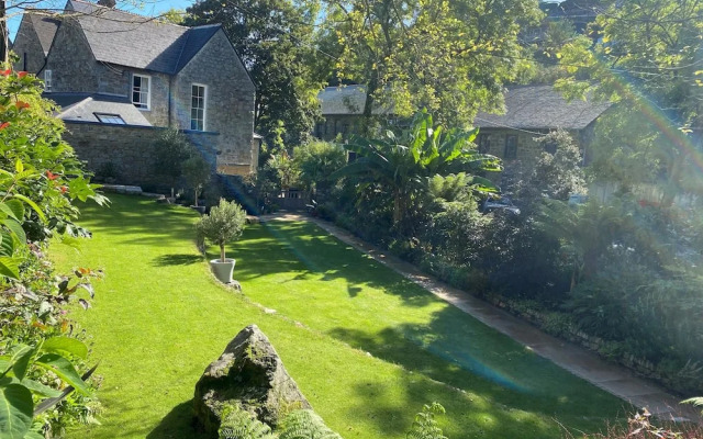 The Vicarage Newlyn 1 Bed River View Parking