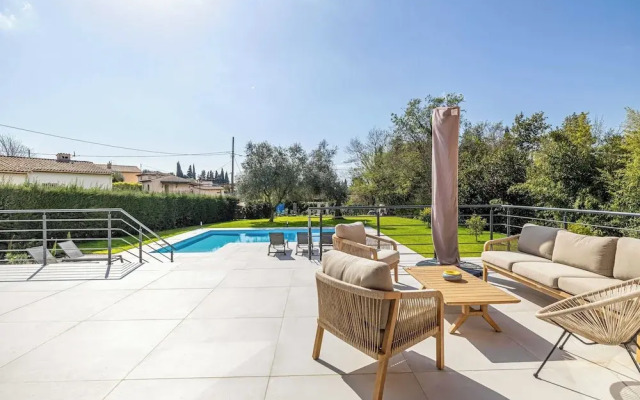 Modern Villa With Heated Pool and Garden
