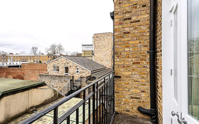 Chic Gunter Grove Flat - London Retreat