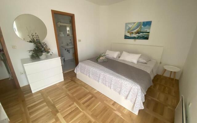 Apartment and room Marin Makarska