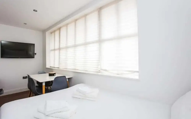 Energised Apartment With Gym in Brent Park