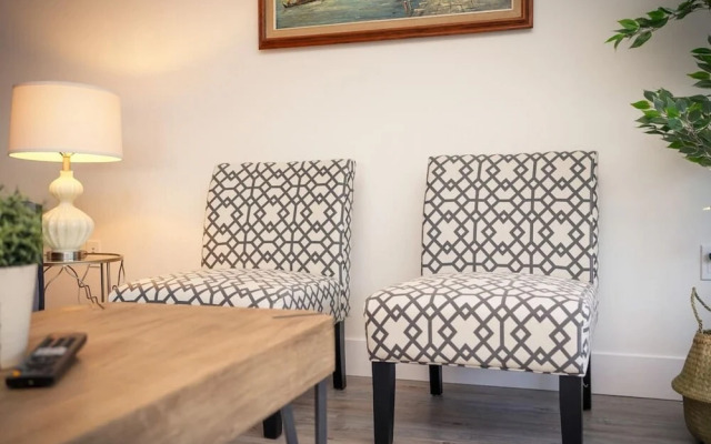 Luxurious Modern 2BR Condo Slps-5 Coffee AC Wifi