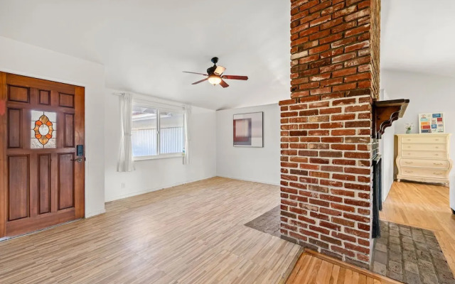 Cozy Family Retreat With Fireplace Spacious Yard