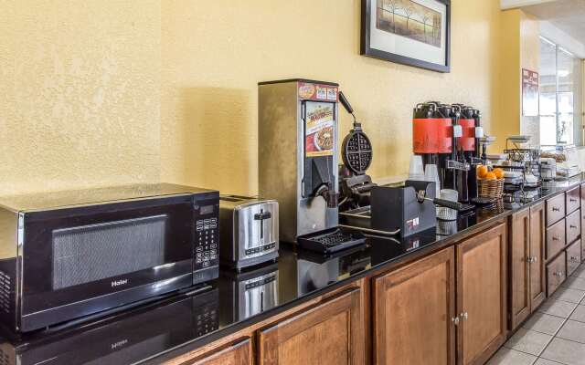 Econo Lodge Byron near Historic District - Warner Robins