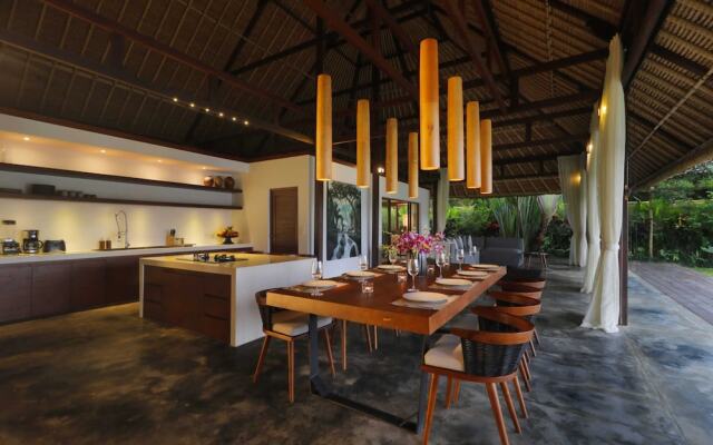 Luxury Jungle Villa, 3 BR, Ubud With Staff