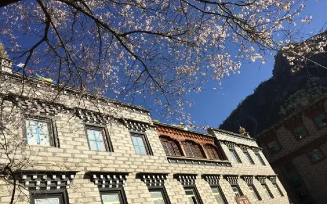 Yading Totem Boutique Inn