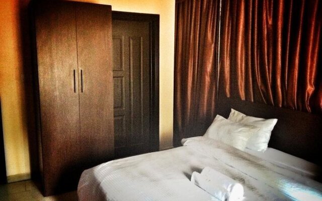 The 09 Club House Lounge And Suites