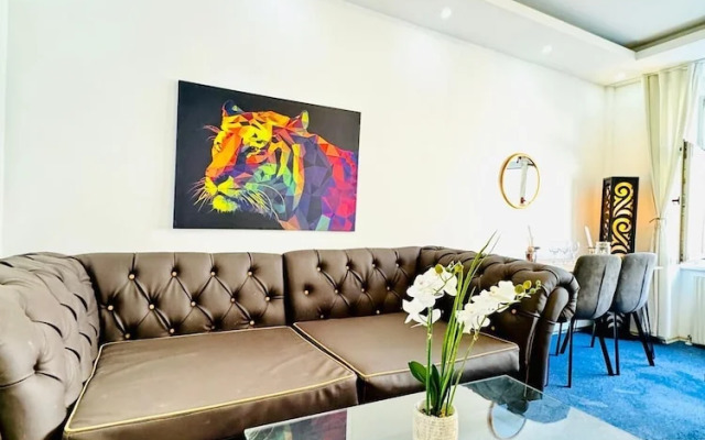 Spacious 7BR Apartment Prime Location