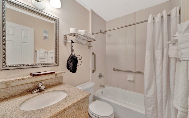 Seaside Luxury Oasis with balcony