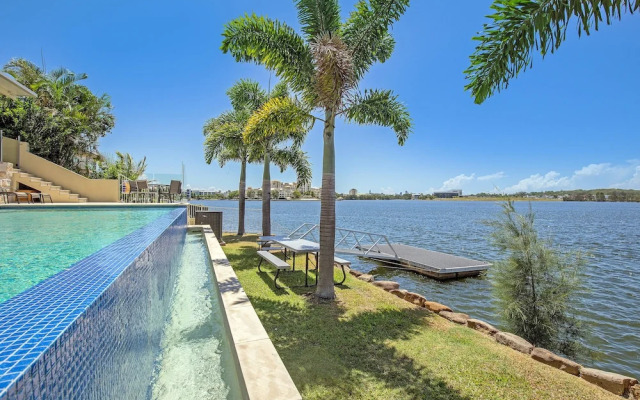 Lakehouse Family Oasis