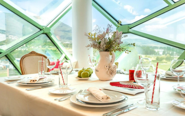 Earth and People Hotel & Spa