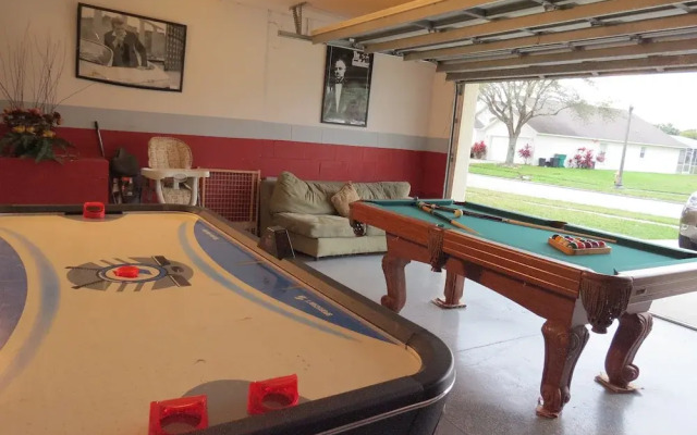 Deluxe Pool Homes by EAVH