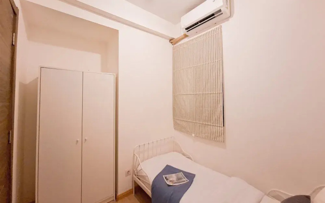 Cozy And Pool View 2Br At Sky House Bsd Apartment