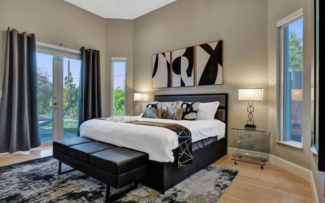 Lavish 8 Br Estate with Pool & Courts