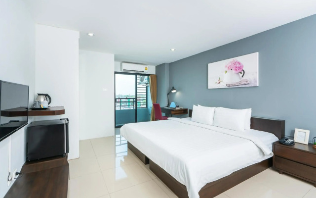 De Botan Srinakarin Hotel & Residence