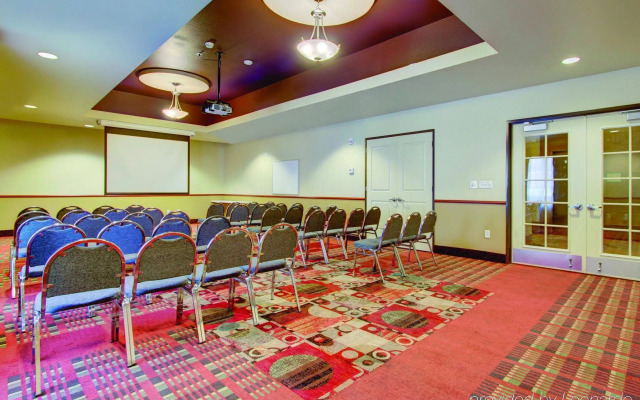 La Quinta Inn & Suites by Wyndham Denver Gateway Park