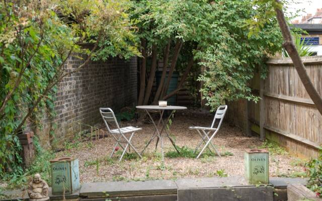 Stunning one Bedroom Flat With Large Terrace in Chiswick by Underthedoormat