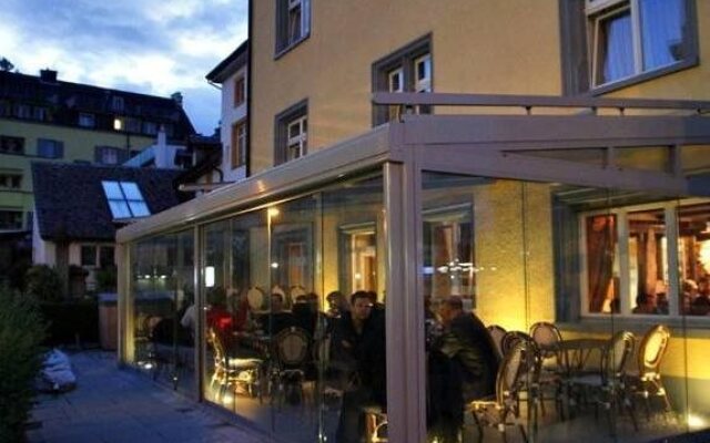 Crossbox Pub & Backpacker