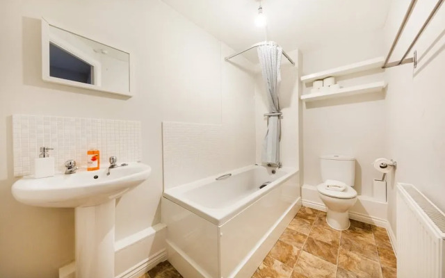 Bristol Apartment with Parking