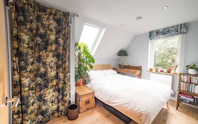 Cosy And Beautiful 4br House