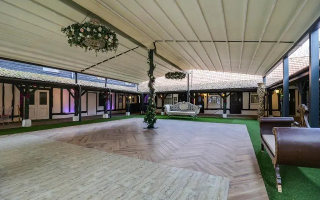 Tudor Oaks Lodge