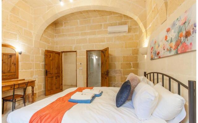 Centre Island Gozitan Farmhouse & Pool