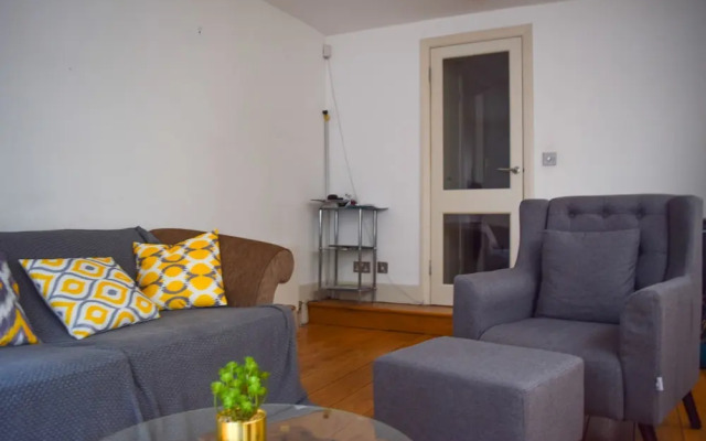 Charming 2 Bedroom Flat with Backyard in Battersea